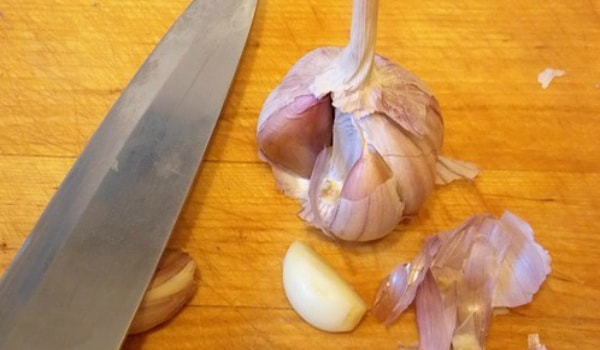 8. Чтобы быстро и легко почистить чеснок, надавливайте на него лезвием ножа