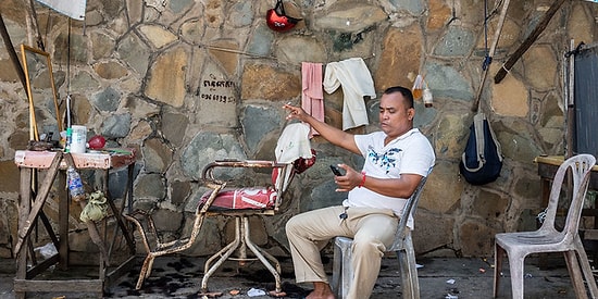 Всегда на стиле: 25 поразительных фото барбершопов на улицах Камбоджи, где бедность - не повод ходить неподстриженным