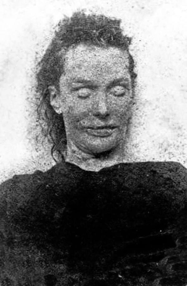 5. 30 Eylül 1888'de Elizabeth Stride boğazı kesilmiş bir halde bulundu. Cinayet aceleyle işlenmişti o yüzden Karındeşen Jack'in yapmamış olduğu söylentisi çıktı.