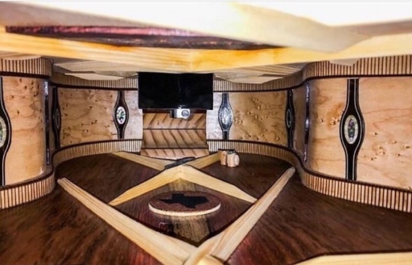 4. Гитара изнутри выглядит словно апартаменты класса люкс: