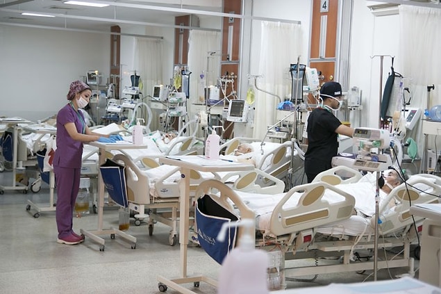 Türkiye'de her 100 bin kişiye 44 yoğun bakım yatağı düşüyor.