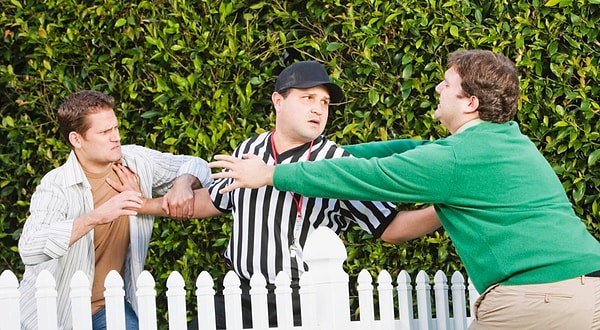 6. Сосед пошел на конфликт из-за какой-то мелочи (вроде высоты забора)...