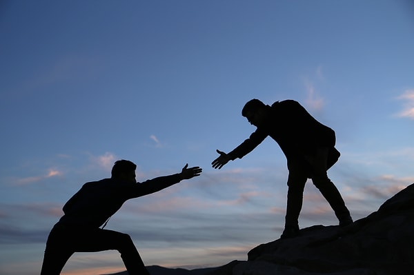 8. Близкая двоюродная бабушка упала и сломала бедро. Что будете делать?