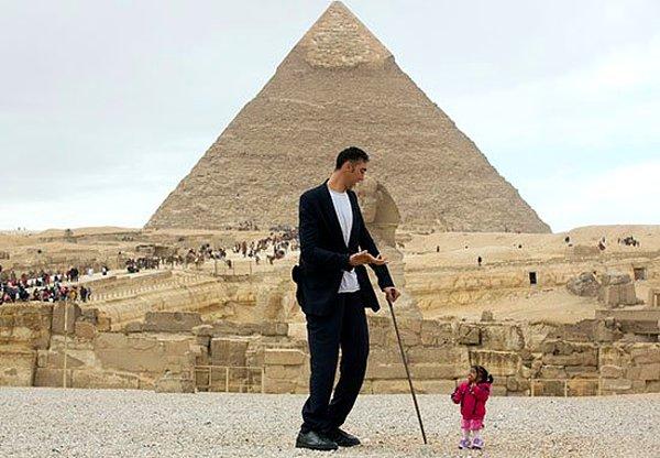 Dünyanın en uzun adamıyla, en kısa kadını buluştu. Mısır'da yapılan fotoğraf çekimi ise bütün yıl hafızalardan silinmeyecek bu karelerinin ortaya çıkmasını sağladı! 😌