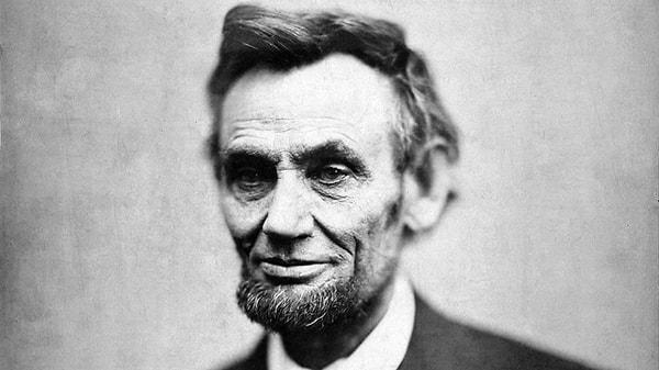 1. Abraham Lincoln, onu iki yüzlü olmakla suçlayanlara “Gerçekten iki yüzüm olsaydı size sürekli bunu mu gösterirdim?” demişti.