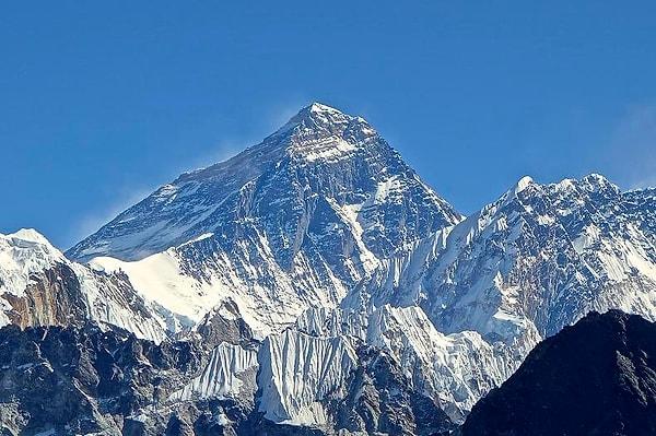 3. Aslında dünyanın en yüksek dağı değildir.