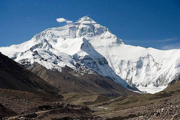 5. Everest’in zirvesine doğru 18 adet resmi tırmanış yolu bulunmaktadır.