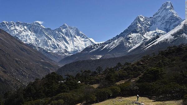 12. Everest Dağı tırmanış kampından dağın zirvesine en kısa süren tırmanış 8 saat 10 dakika sürmüştür.