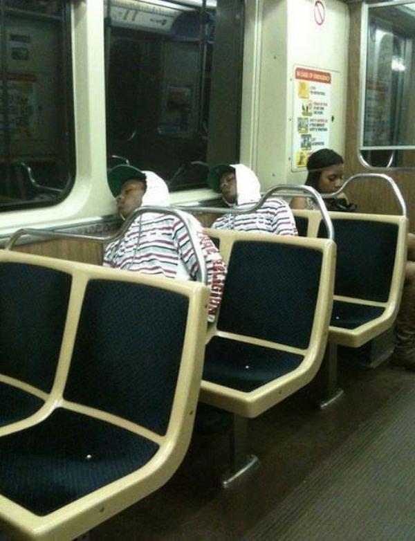 21. Hangimiz metroda ölümüne uyumadık ki? 😴