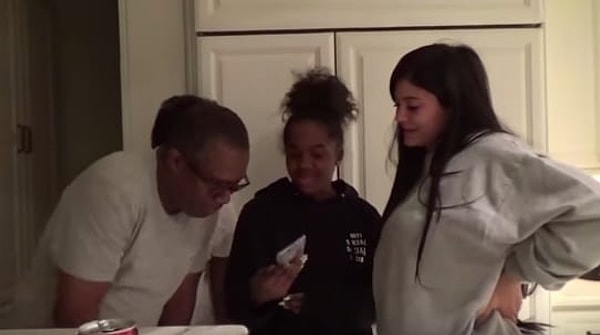 4. Кайли Дженнер и семья Скотта (мама, папа и сестра) разглядывают фотографии с УЗИ