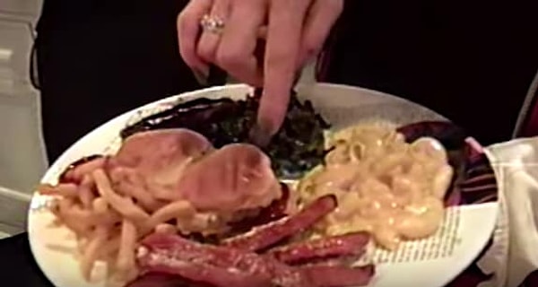 7. А здесь Дженнер объясняет, как она ест за двоих — два сэндвича, два вида картошки фри ("Потому что мне нравится обычная картошка, а моей малышке — сладкая")