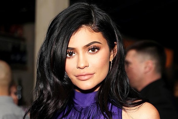 На своей страничке в Твиттере Кайли написала, что родила девочку 1 февраля, а также извинилась перед поклонниками, что держала их в неведении все эти 9 месяцев