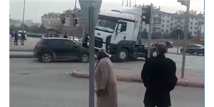 Arkadaşına Selektör Yapan Sürücüyü Yanlış Anlayınca Ezmeye Çalışan TIR Şoförü