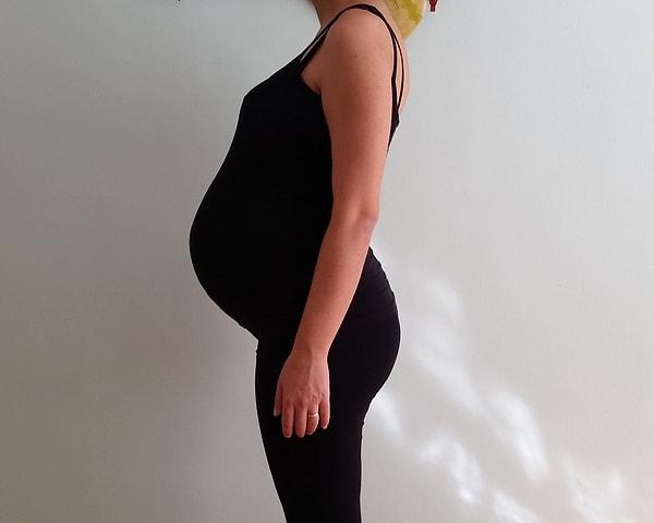 Son trimesterle birlikte artık hamileliğin ne demek olduğunu anlamaya başlamıştım. On altıncı haftadan otuz ikinci haftaya kadar yalnızca üç kilo almıştım ama yine de hareket kabiliyetim epey azalmıştı.