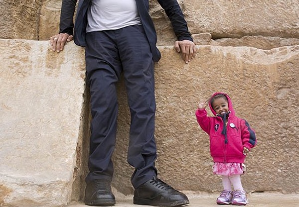 Эти двое позировали в Каире перед всемирно известными пирамидами Гизы.