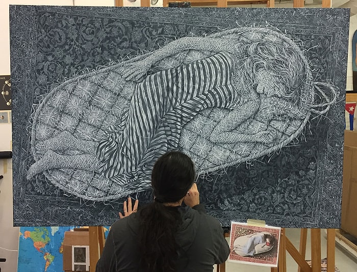 Tablolarında İnsan ile Doğa Arasında Bağlantı Kurmaya Çalışan Sanatçıdan 'Örülmüş' Hissi Uyandıran Çalışmalar