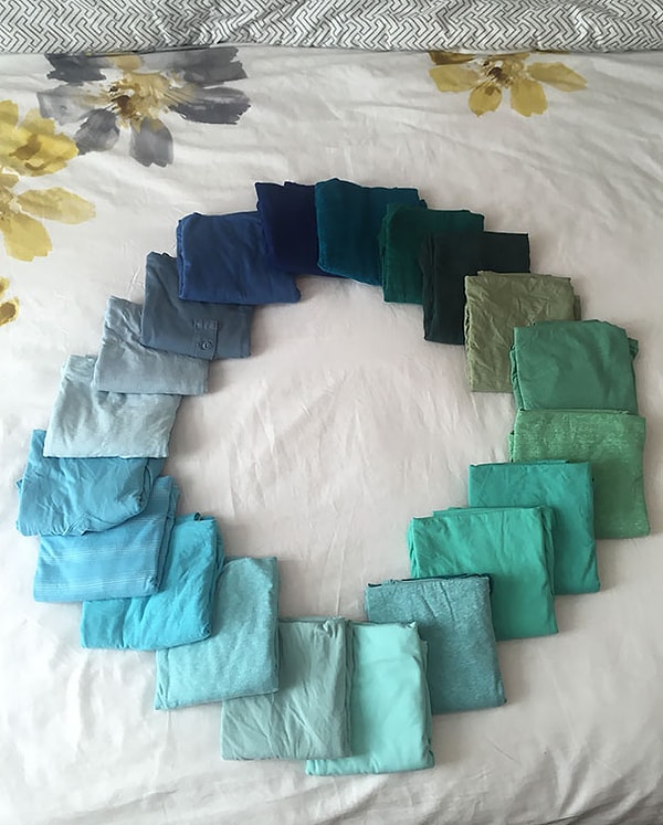 2. "Моя девушка вечно говорит, что все мои футболки одинакового цвета... А вот и нет!"