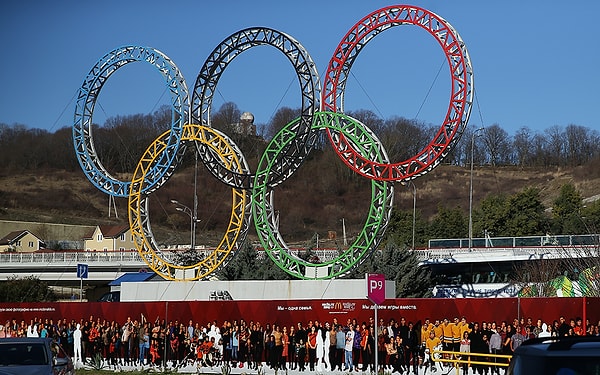 3. Что символизируют пять переплетенных Олимпийских колец?