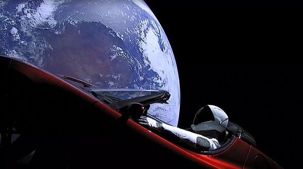 'Space man' adı verilen manken kısa sürede sosyal medyanın en çok konuşulan konularından biri oldu. Tesla Roadster'ı taşıyan kapsül Mars yörüngesine doğru ilerlemeye devam ediyor.