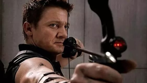 15. Джереми Реннер раньше работал визажистом