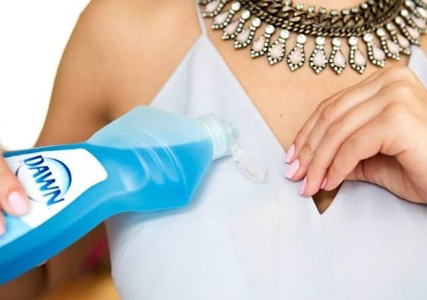 2. Никак не можете вывести пятно от еды? Тогда воспользуйтесь средством для мытья посуды