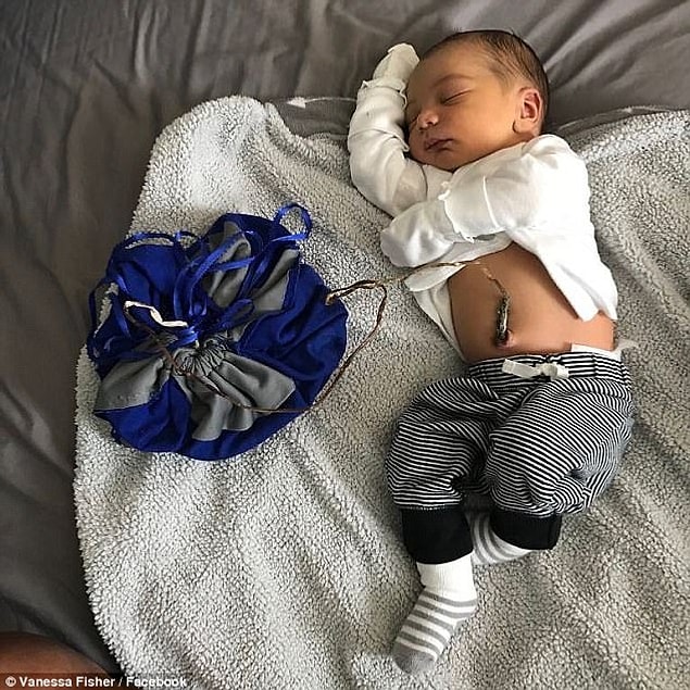 Ashton Nathaniel ismi verilen çocuk için Lotus doğumu verilen bir yöntem tercih edildi. Bu yöntemde göbek kordonu kendiliğinden kuruyup düşene kadar plasentaya bağlı bırakılıyor.