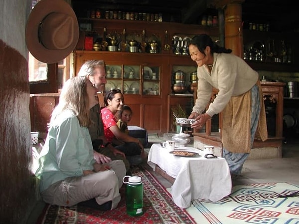 5. Живите в семьях местных жителей вместо отелей и хостелов