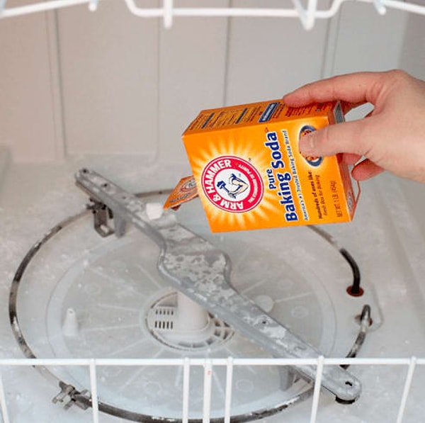 15. Избавляйтесь от неприятного запаха в посудомойке, запуская ее, сперва поставив внутрь стакан с уксусом, а затем - с пищевой содой