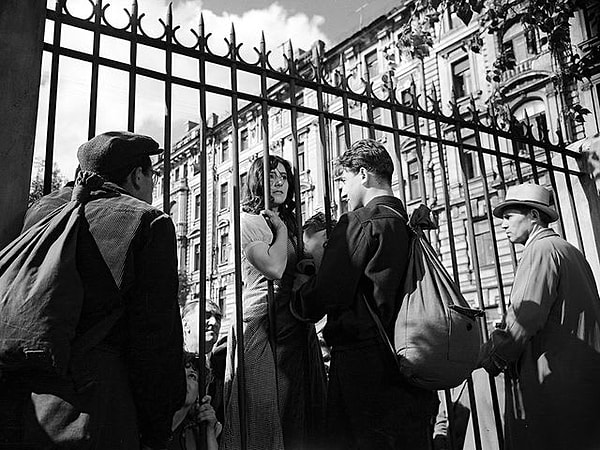 2. Этот фильм режиссёра Михаила Калатозова появился на экранах в 1957 году. Он получил «Золотую пальмовую ветвь» Каннского кинофестиваля.