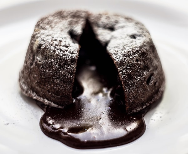 Вам стоит приготовить пирожное "Лава Кейк"!