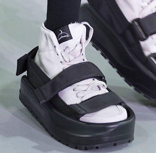 Paris Moda Haftası'nda bir Çin markası olan Snakuanz'ın defilesinde görülen bu yeni aksesuarı ayakkabı ayakkabısı olarak tanımlamak mümkün.