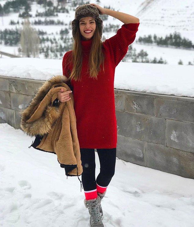 5. Larissa, kırmızı renkli kıyafeti ve şapkasıyla karlar içinde bile şık görünebiliyor..