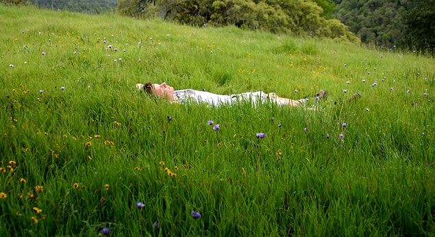 6. Dinlenmeye, kendinizle kalmaya ve meditasyon yapmaya zaman ayırın.