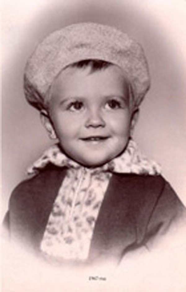 9. Это правитель из семьи ленинградской интеллигенции. В детстве он был очень любопытен и талантлив, а также любил рок-музыку.