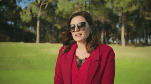 Özellikle kırmızının her tonunu başarıyla taşıyan cemiyetin kraliçesi Merve, kırmızı ve tonlarıyla oluşturduğu kombinleriyle adeta etrafa "patron kim" dersi veriyor.