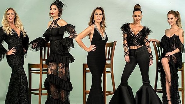 Kanal D'nin gündüz kuşağında şu sıralar çok konuşulan bir reality show var: Sosyetik Ev Kadınları!