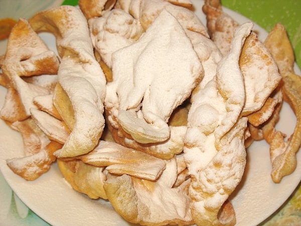 2. Хворост с сахарной пудрой