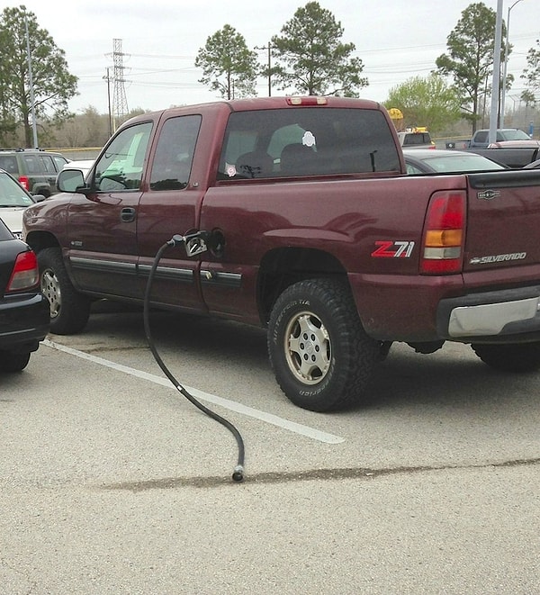 14. Честно говоря, я даже не могу представить, как можно забыть вытащить шланг и уехать с заправки вот так