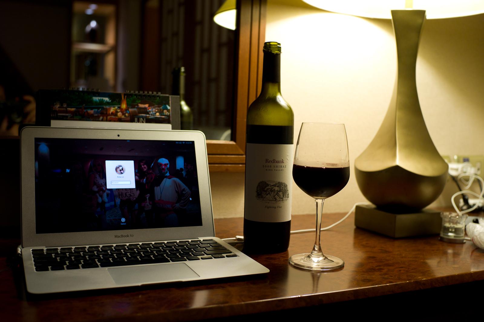 Бутылочка на ночь. Бокал вина и ноутбук. Вино и ноутбук. Ноут и вино. Бокал и компьютер.