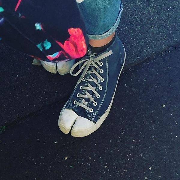 18. А может здесь кто-нибудь объяснить, зачем вообще превращать хорошие кеды в копыта верблюда?