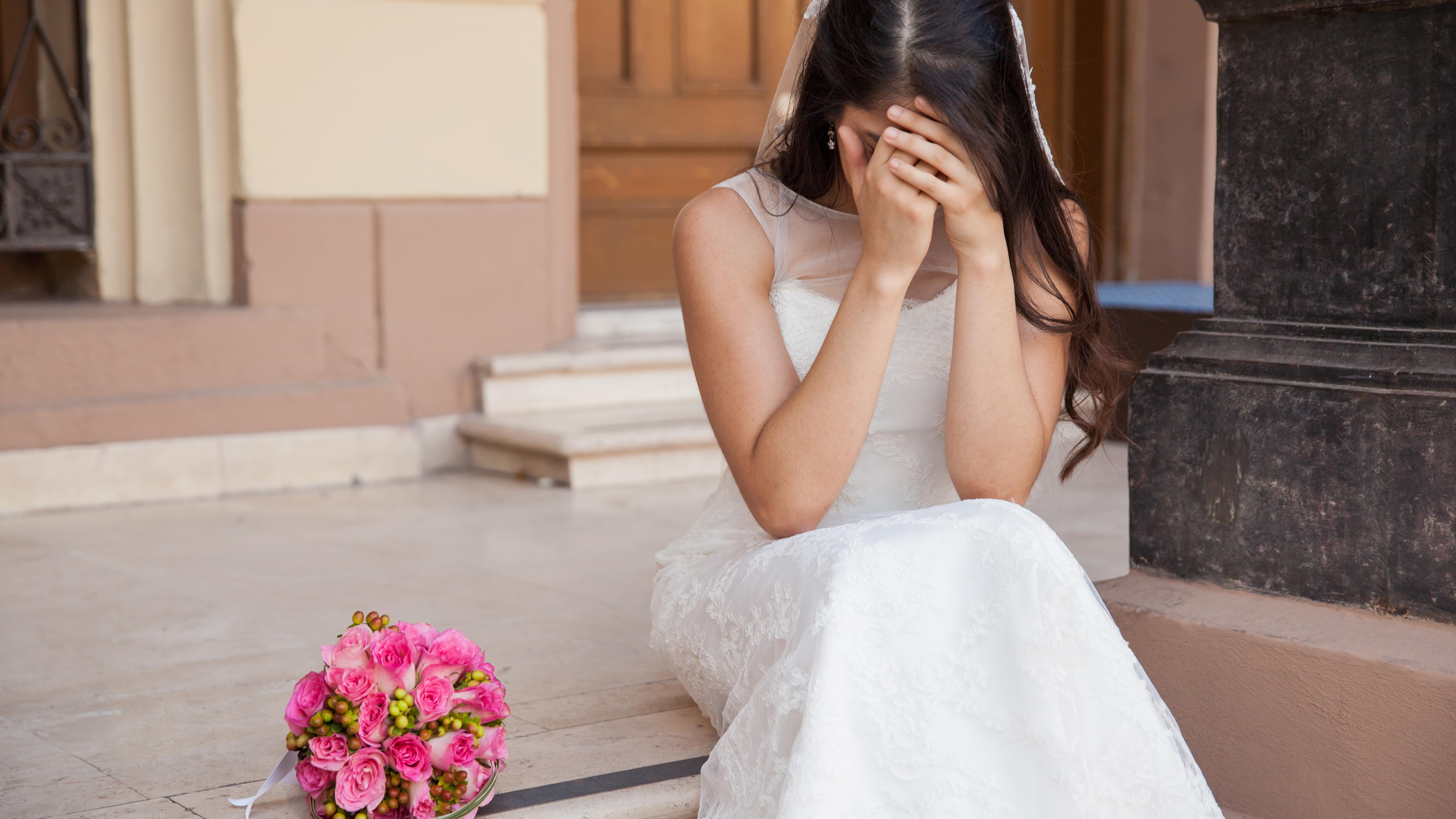 Стар секрет жениха. Невеста плачет. Цветок плачущая невеста. Расстроенная невеста. Китай невеста плачет.