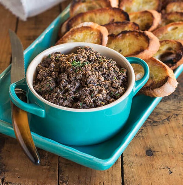 3. Как называется порезанная и приготовленная в горшочке смесь грибов, лука и специй?