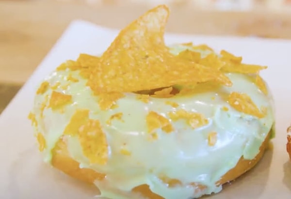 12. И апогеем всего является пончик со вкусом газировки Mountain Dew и посыпкой из чипсов 😱😱😱