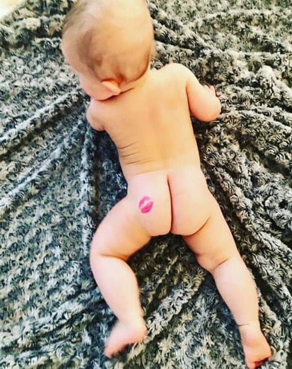 3. Так и хочется зацеловать эти маленькие ручки, ножки и складочки...