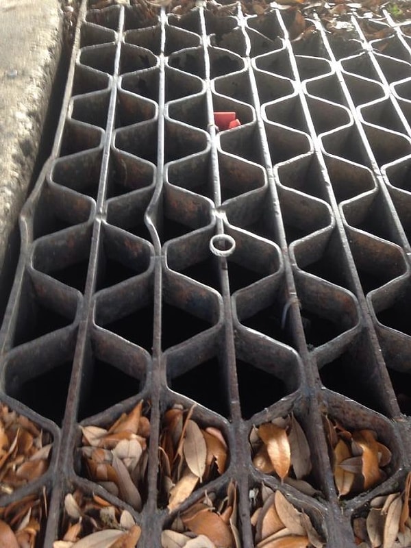 2. "Мой приятель почти уронил свое обручальное кольцо. К счастью, канализация над ним сжалилась"