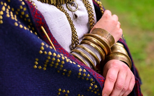 3. Первым из металлов человек освоил: