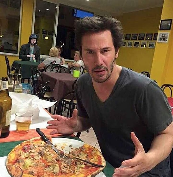 13. Даже опытный Киану Ривз попал в лапы матрицы! (Внимание на задний план!)