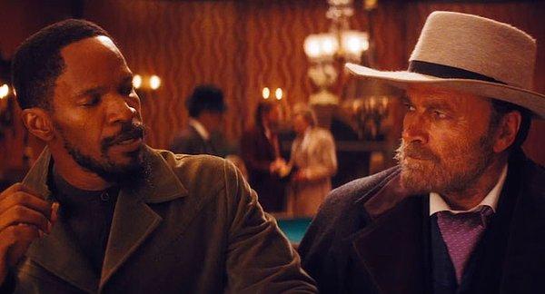 9. Zincirsiz filminin ana karakteri Django'ya barda bir adam ismini sorar. Django ismindeki D harfinin okunmadığını söyleyince adam 'Biliyorum' diye cevap verir. İsmini soran 1966 yapımı orijinal Dijango'dan Franco Nero'dur.
