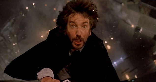 20. Zor Ölüm'de Alan Rickman'ın düşerken takındığı korku ifadesi tamamen gerçek çünkü film ekibi beklemdiği bir anda onu boşluğa bırakmış.