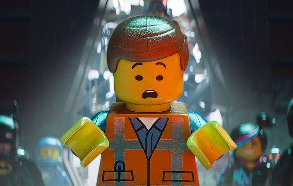 21. Lego filminde bol ışıklı sahnelerde parlak kısımlardaki el ve parmak izleri açıkça belli oluyor.